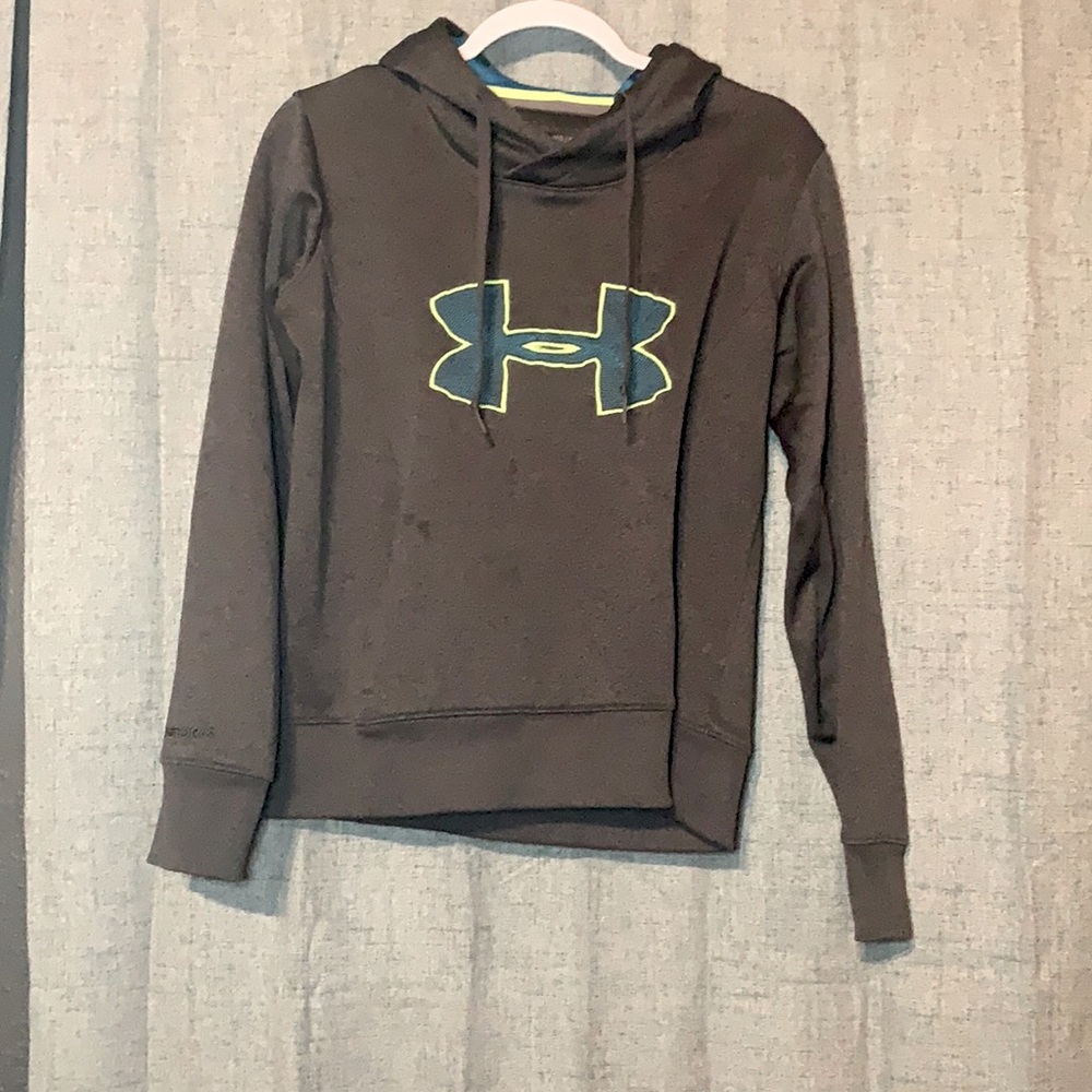 Under armor sweatshirt, size medium, semi fitted, cold gear.